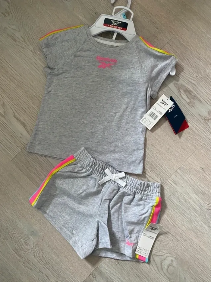 Tee shirt T-shirt et short Reebok taille 4 5 ans Neufs