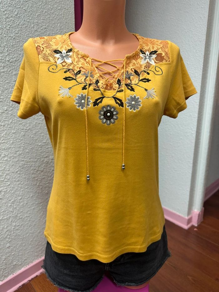 T-shirt jaune avec fleurs brodées et laçage - photo numéro 6