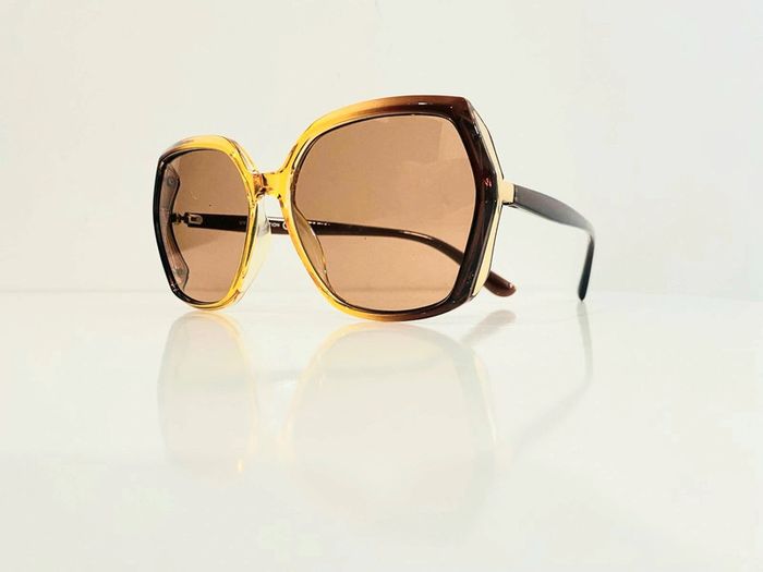 Lunette de soleil femme jaune marron et dorée UV protection catégorie 2 - photo numéro 4