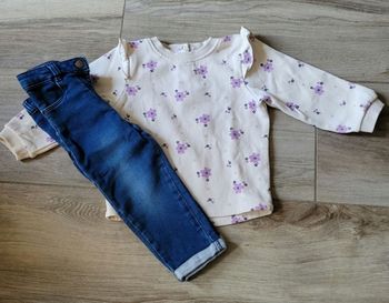 Ensemble pull molletonné fleuri et jeans taille 18 mois