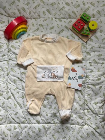 pyjama grenouillère en velours beige et blanc 3 mois