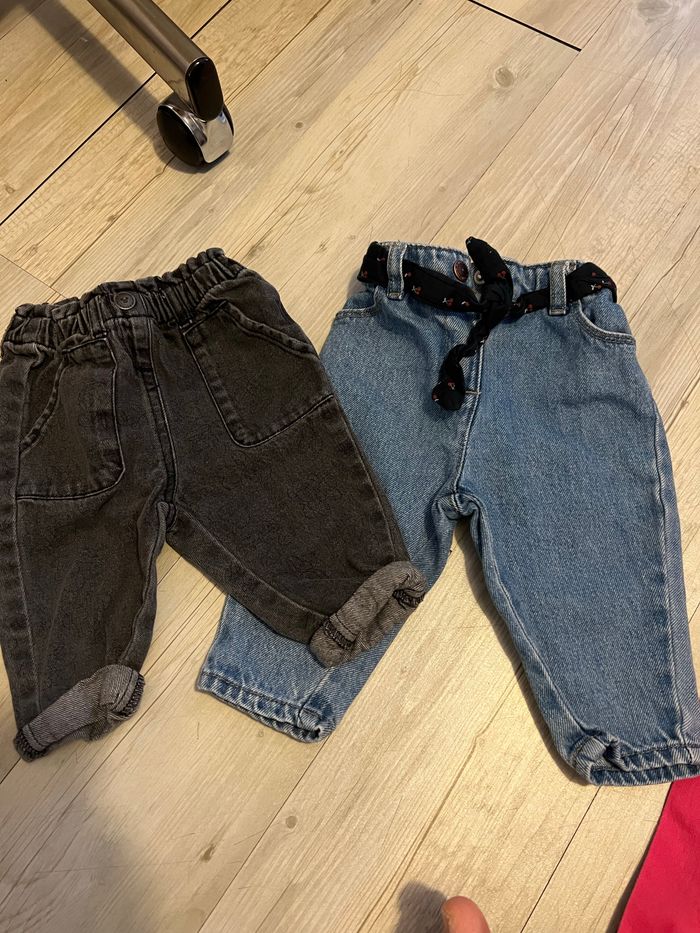 2 pantalons taille 6 mois
