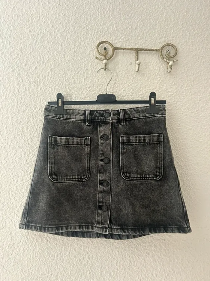 Jupe courte en jean noir grise à boutons