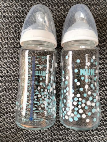 2 biberons anticoliques en verre