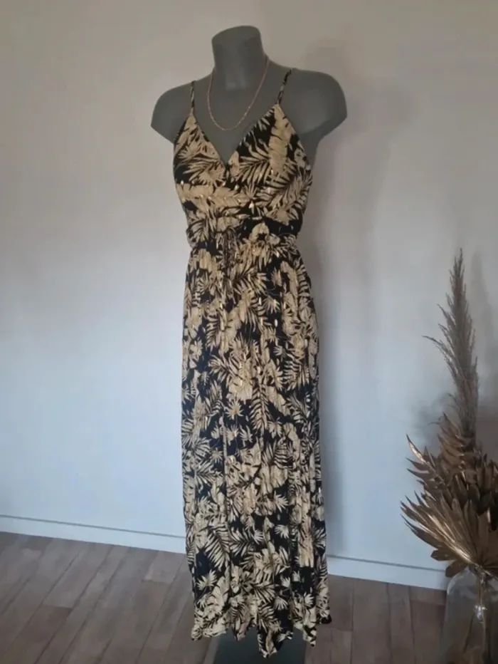 Robe bretelles cache-coeur fleurs tropicales dorées - photo numéro 2
