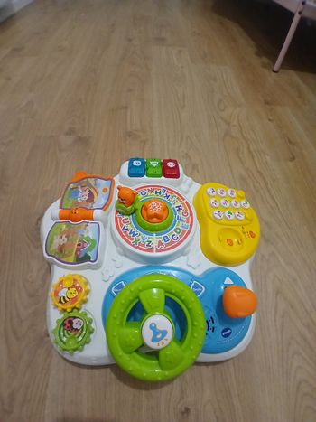 Table d'activités avec pied