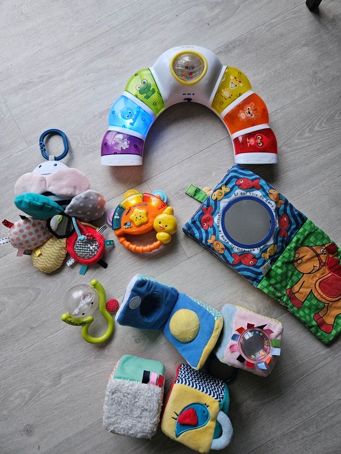 Lot de jouets éveil bébé multi marques