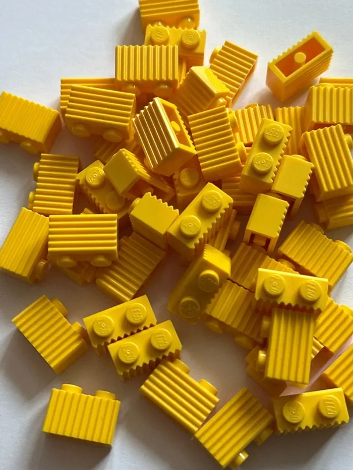 50 Brick Lego, Modified 1 x 2 with Grille / Fluted Profile ref 2877 Yellow - photo numéro 4