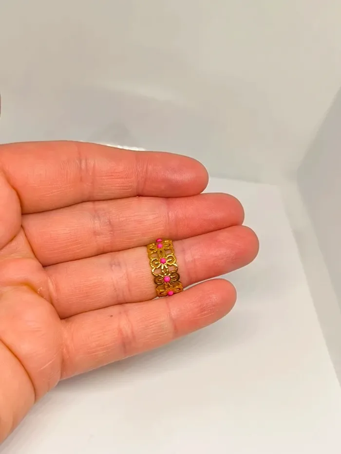 Bague dorée avec fleurs dentelées et perles fushia - photo numéro 3