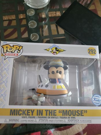 Funko pop Mickey dans son avion