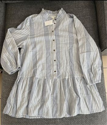 Robe à col volanté