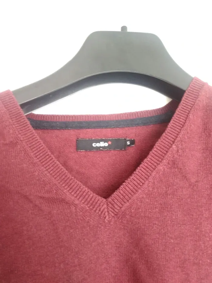 Pull fin bordeaux avec des coudières bleues - photo numéro 3