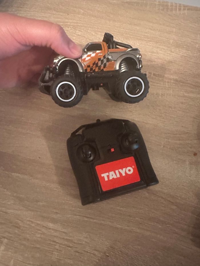 Lot voiture + voiture télécommandé - photo numéro 9