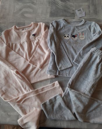 2 pyjamas Vertbaudet taille 5 ans.