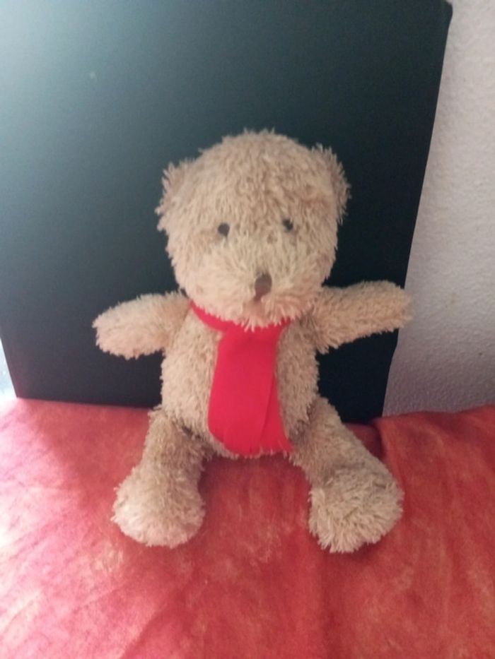 Nounours beige écharpe rouge