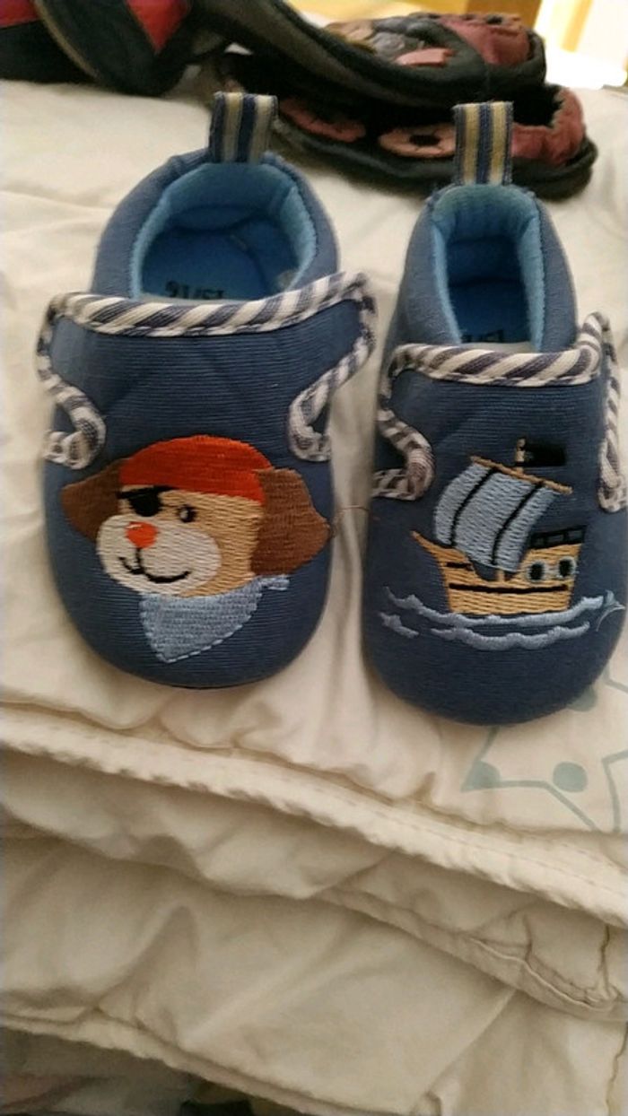 Chaussons petits bébés impeccables