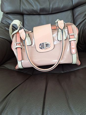 Sac à main beige rosé avec bandoulière