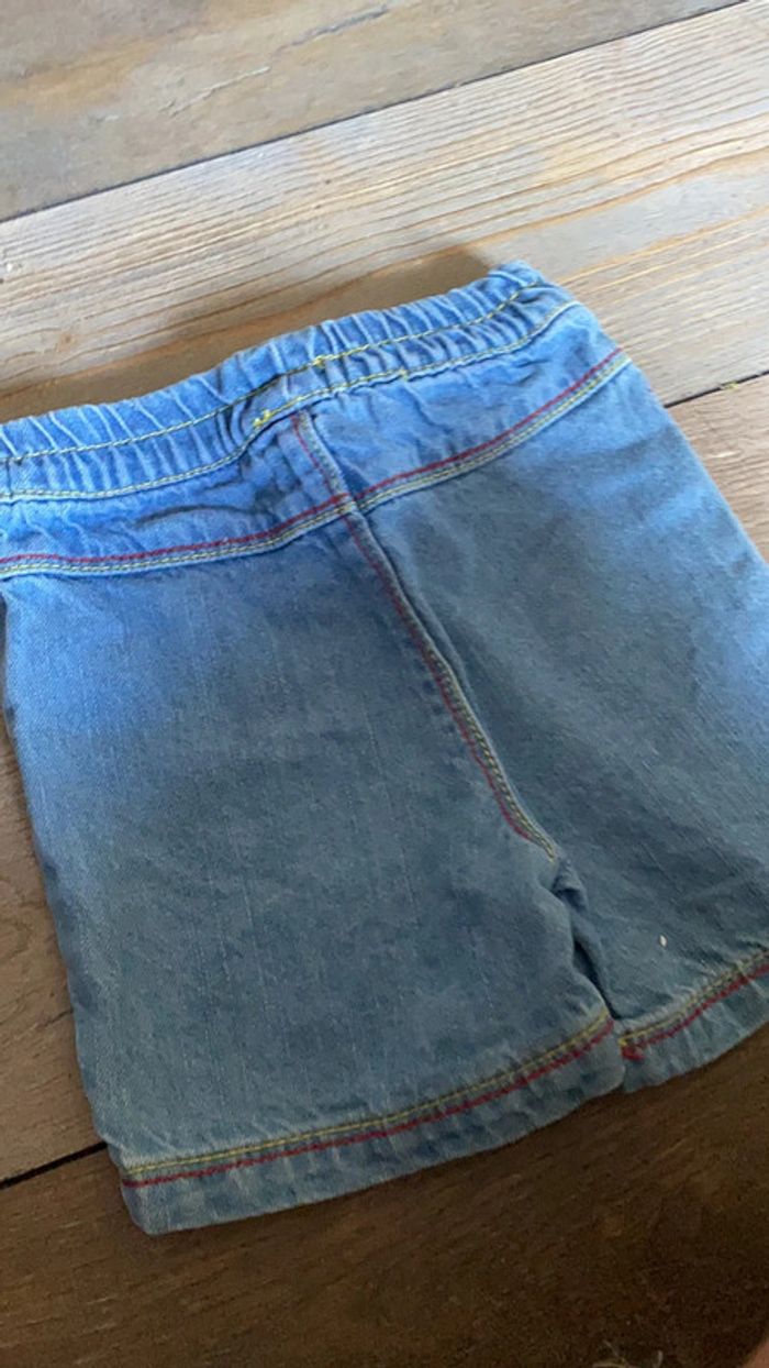 Short jeans 9 mois coutures jaunes et rouges - photo numéro 3