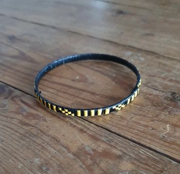 Bracelet dur jaune et noir