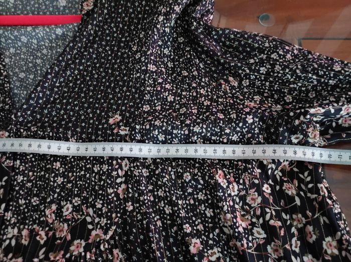 Robe évasée fluide boutonnée à volants, noir, fleurs roses et blanches, avec fils dorés "Paprika" - photo numéro 8