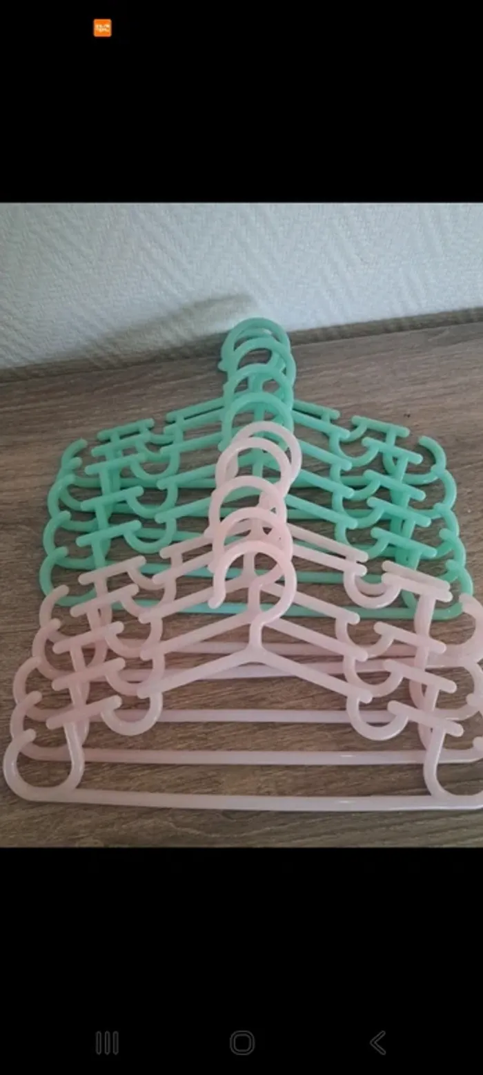 10 cintres en plastique