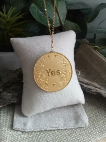 Collier médaillon réversible yes/no