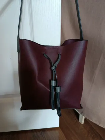 Sac bordeaux avec bandoulière grise