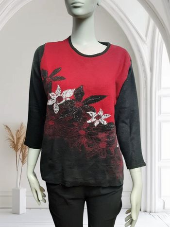 Haut / pull 50 % laine rouge et noir  motif fleuri  pour femme Taille 36 / 38