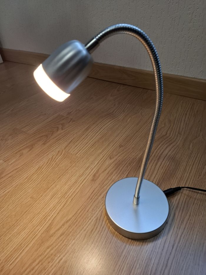 Jolie petite lampe led flexible de bureau/table de chevet Livarno argentée comme neuve - photo numéro 2