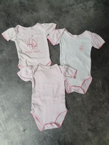 Lot 3 bodies manches courtes fille 3 mois tout simplement très Bon état