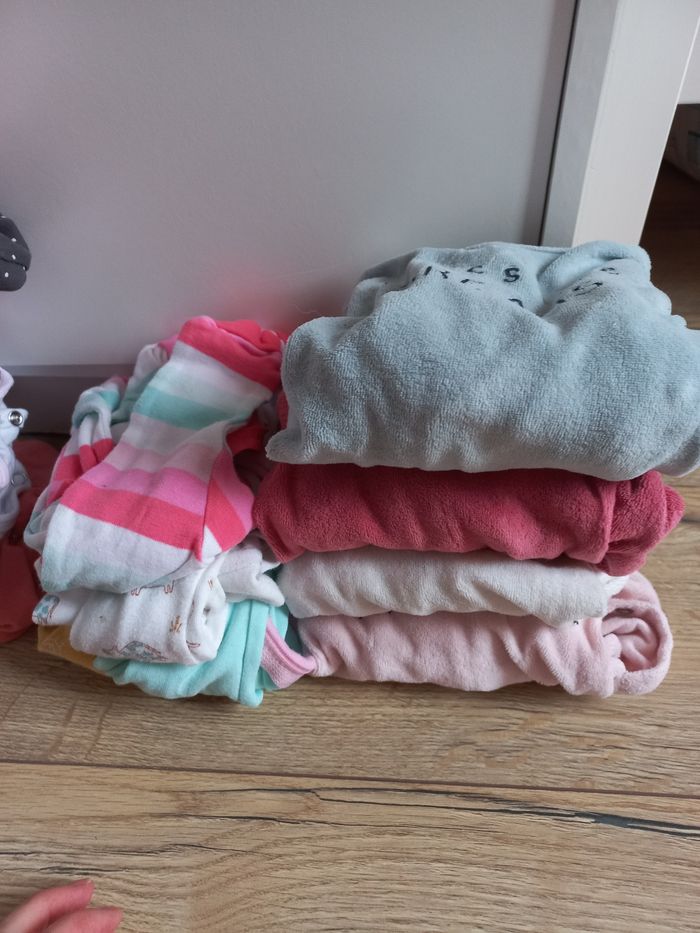 Lot body +pyjamas 1 mois fille