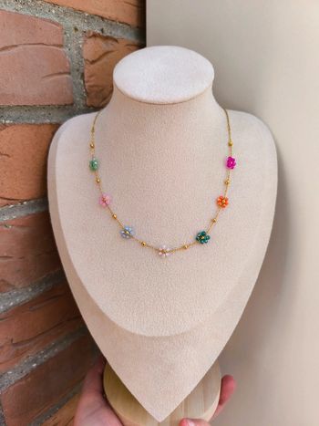 Collier doré avec fleurs marguerites multicolores
