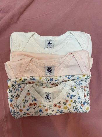 Lot bodies Petit Bateau T24 mois.