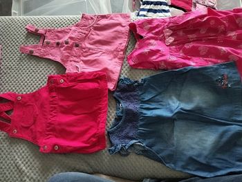 Lot de 4 robes en 6 mois très bon état 