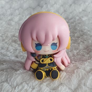 Luka megurine figurine assise japon ichiban kuji officielle