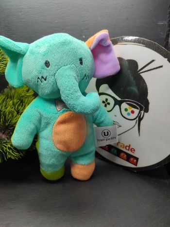 doudou peluche u tout petits éléphant bleu turquoise vert orange noeud papillon 