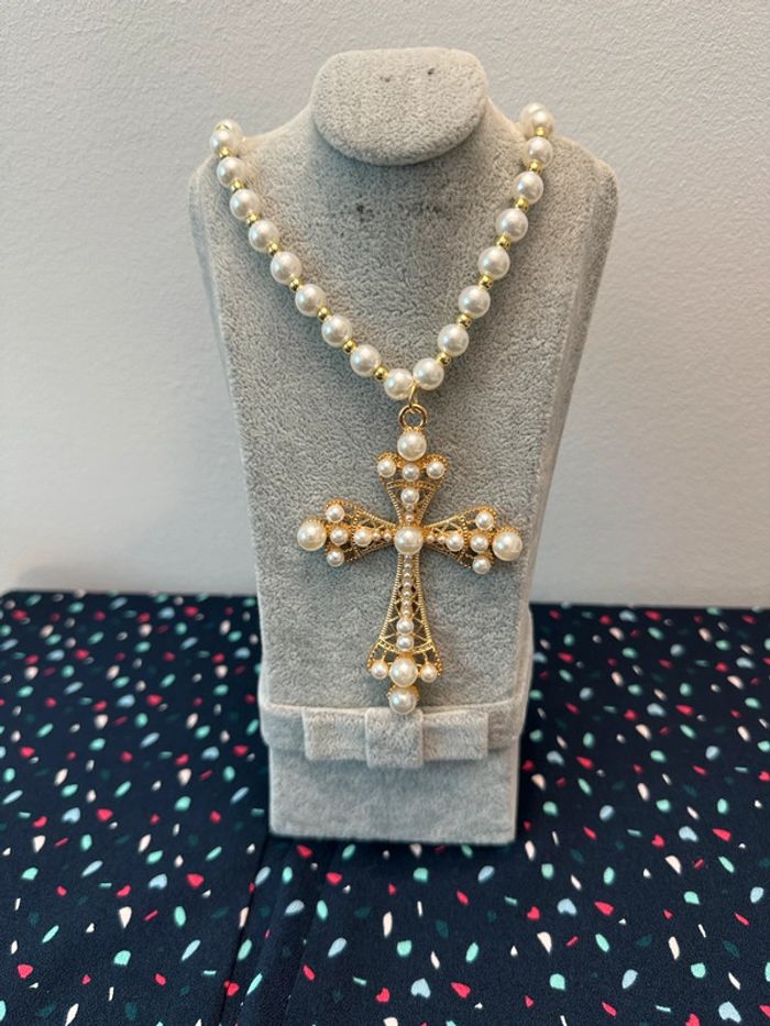 Magnifique collier perle blanche avec croix dorée