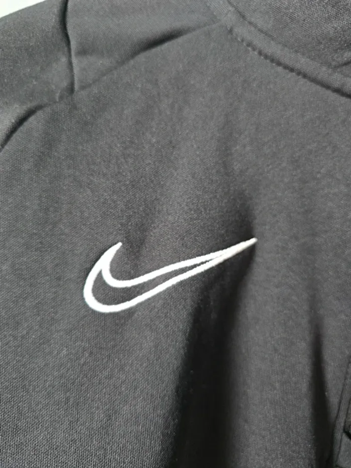 Pull Nike noir manche longue avec emplacement pouce – très bon état - photo numéro 4