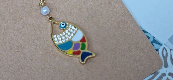 Collier réglable acier inoxydable or pendentif poisson nacré couleur et cristaux - photo numéro 3