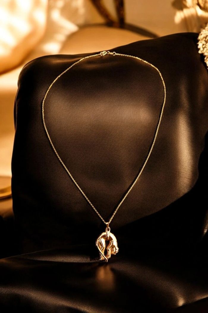 Magnifique collier avec pendentif panthère plaqué or