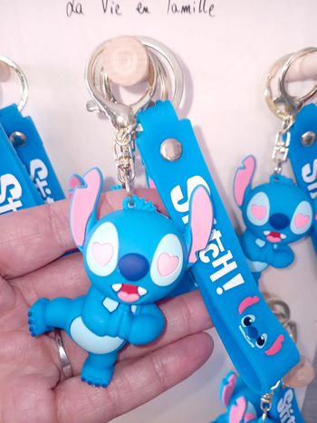Porte clefs stitch amoureux neuf