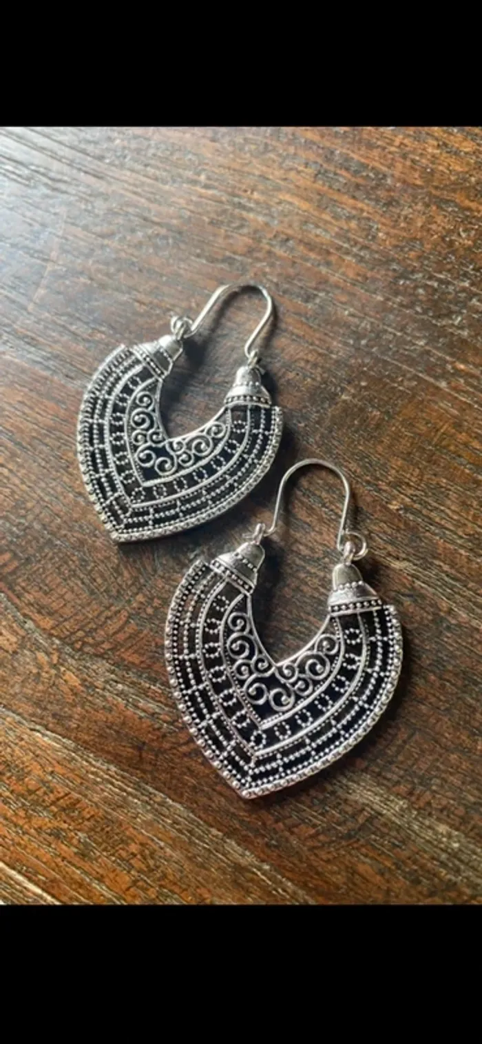 Magnifique paire de boucles d’oreilles argentées, comme neuf - photo numéro 4