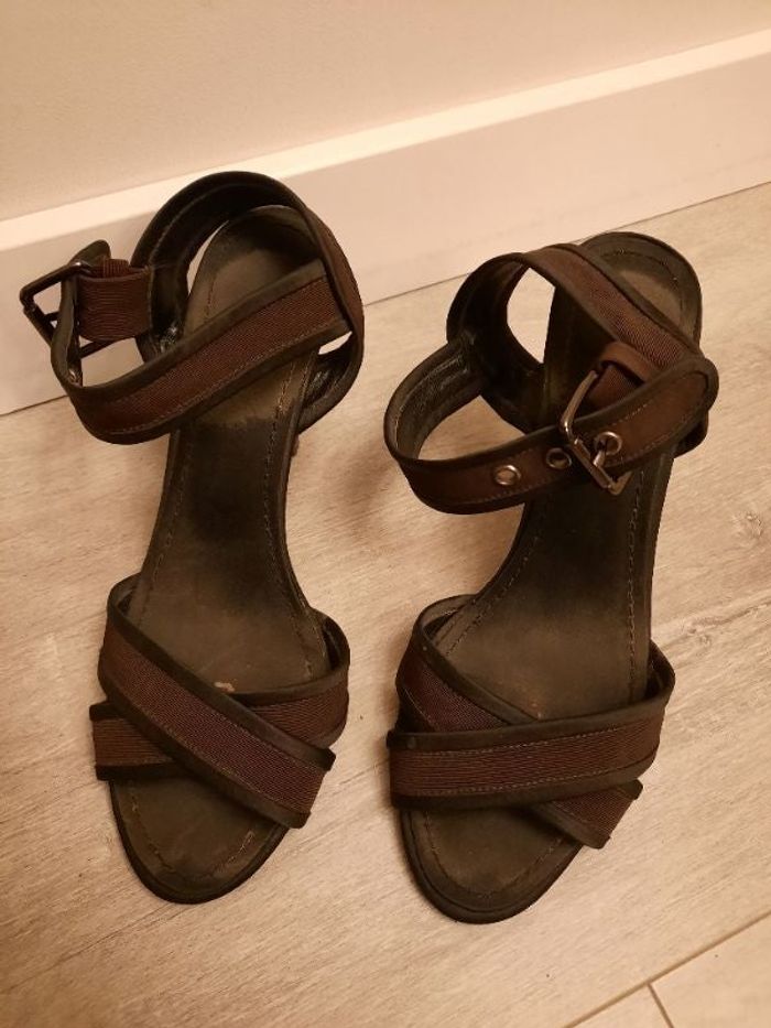 Sandales à brides marrons et noires 38