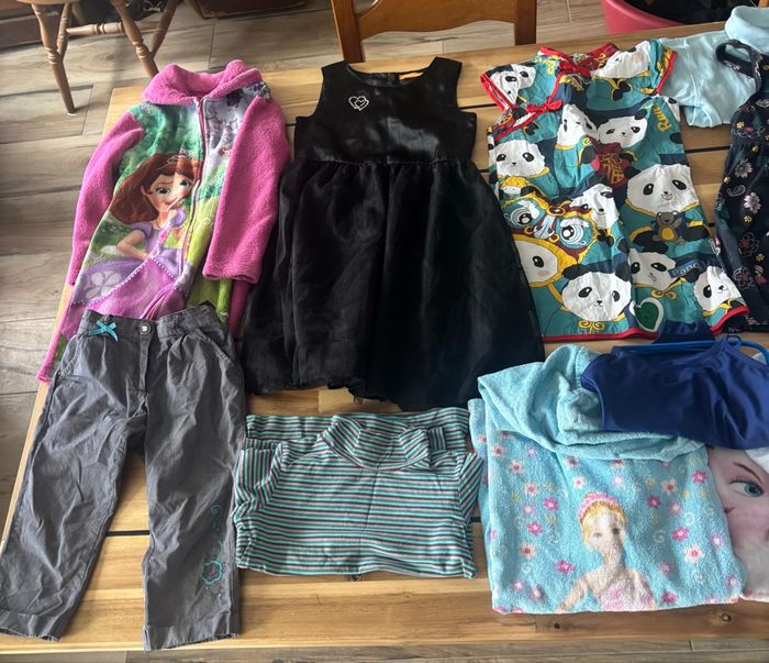 Lot vêtements fille 5/6 ans - photo numéro 2