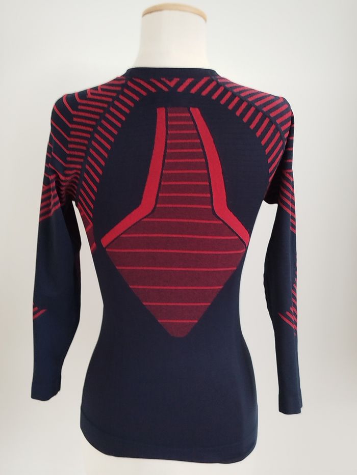 Haut de sport manches longues bleu marine et rouge Crivit taille 34 - photo numéro 2