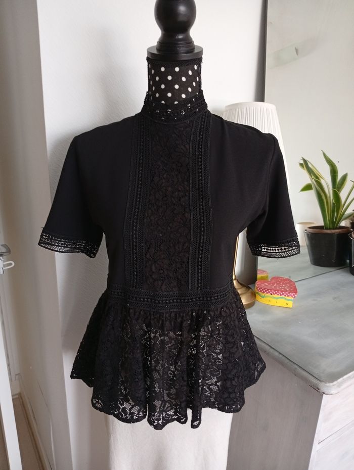 Blouse noire avec dentelle. Zara 34 - photo numéro 2