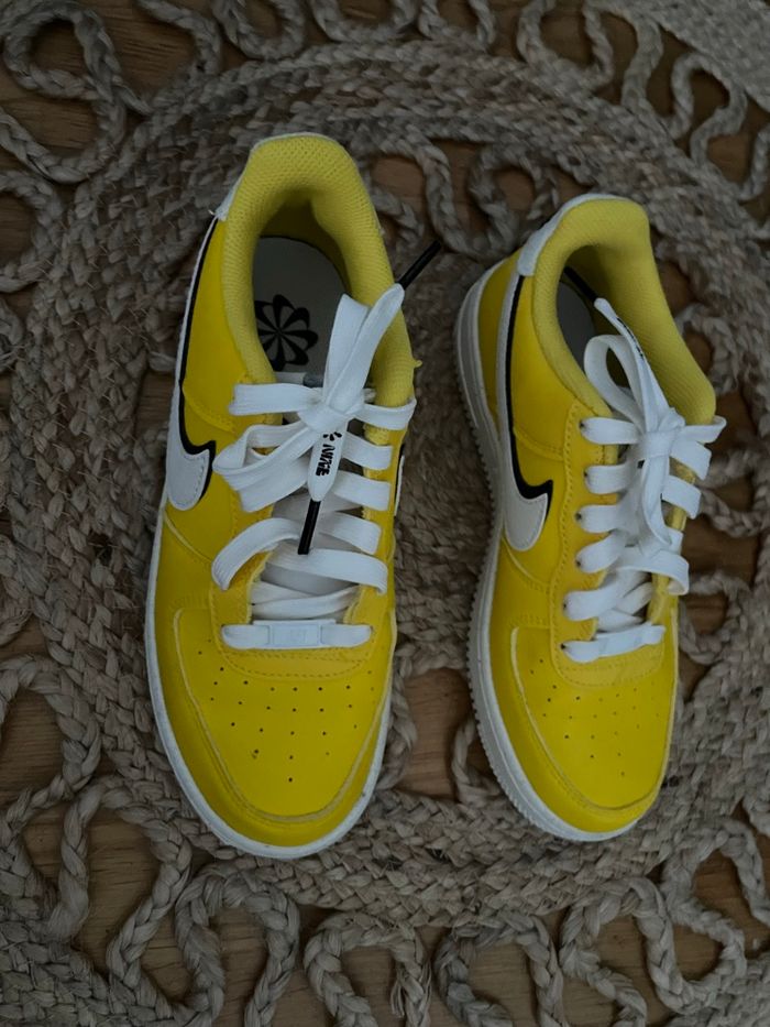 Nike jaune - photo numéro 2