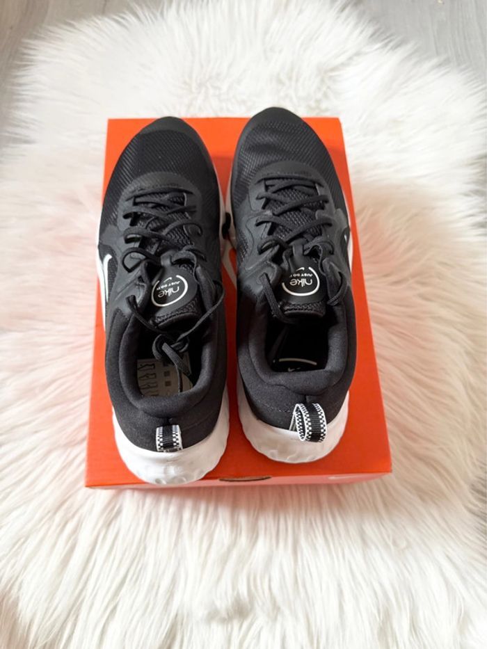 Baskets Nike Renew TR 11 – Taille 43 – noir/blanc – Neuf avec étiquette - photo numéro 3