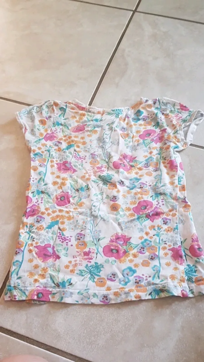 Adorable top fleuri C&A 6 ans - photo numéro 3