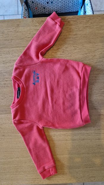 Pull rouge dinosaure 